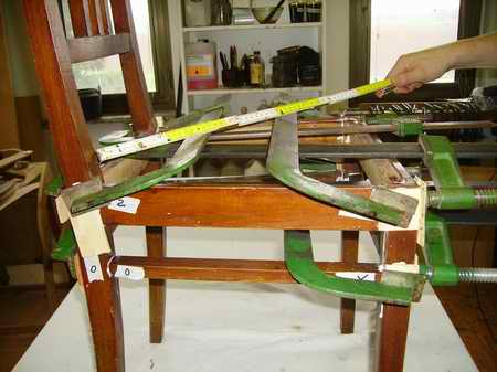 verifica delle misure durante l'incollaggio del restauro di una sedia-artedelrestauro.it